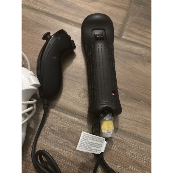 Official OEM Nintendo Wii Remote Black with Nunchuck RVL-003 & 3 White Nunchucks - Picture 7 of 7